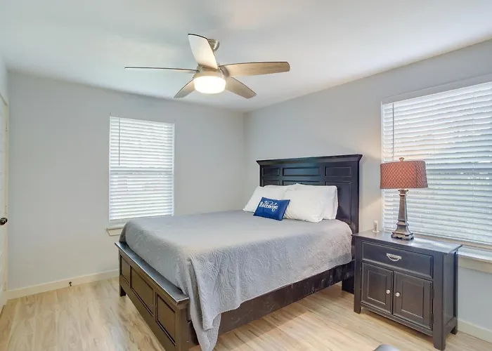 Dog-Friendly Home In The Woodlands W/ Fenced Yard!